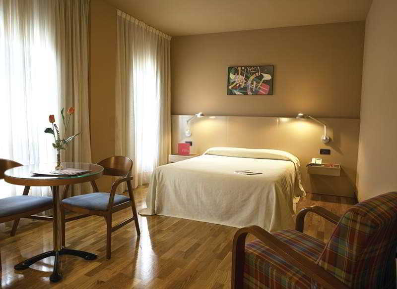 Aparthotel Campus Oviedo Pokoj fotografie